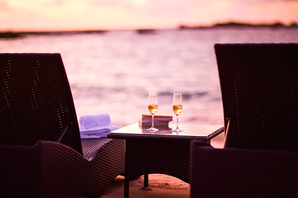 夕暮れの海とともに味わうスパークリングワイン
