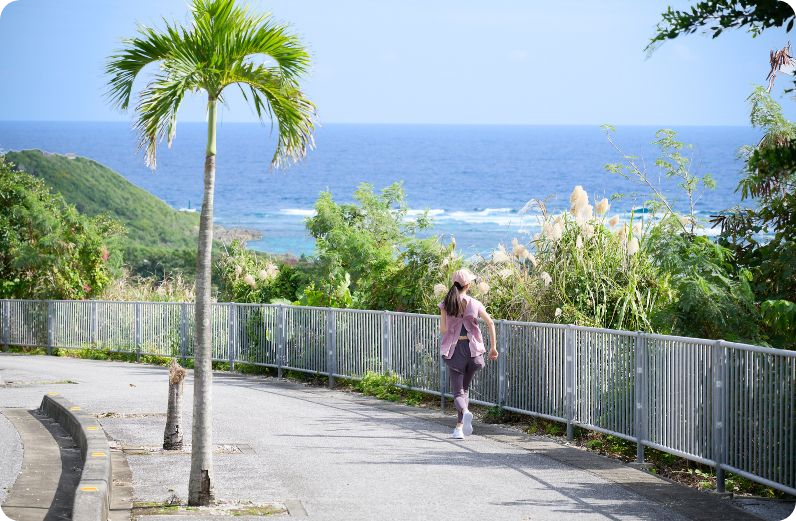 海を見渡せる坂道